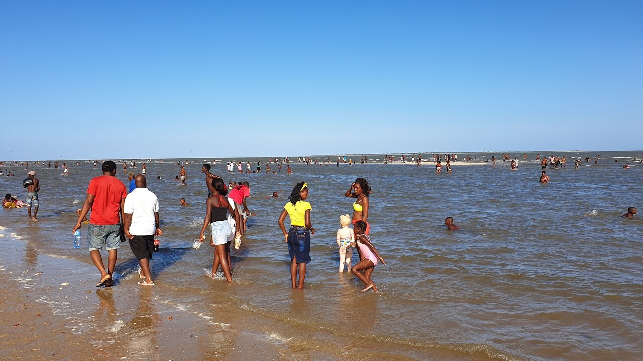 Praia cidade de Maputo 2.jpg
