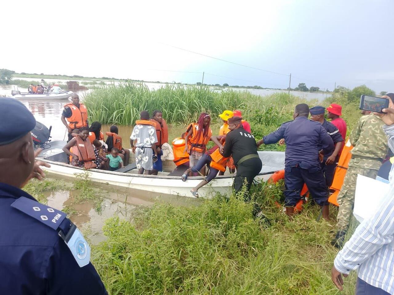 Resgate cheias inundacoes.jpg