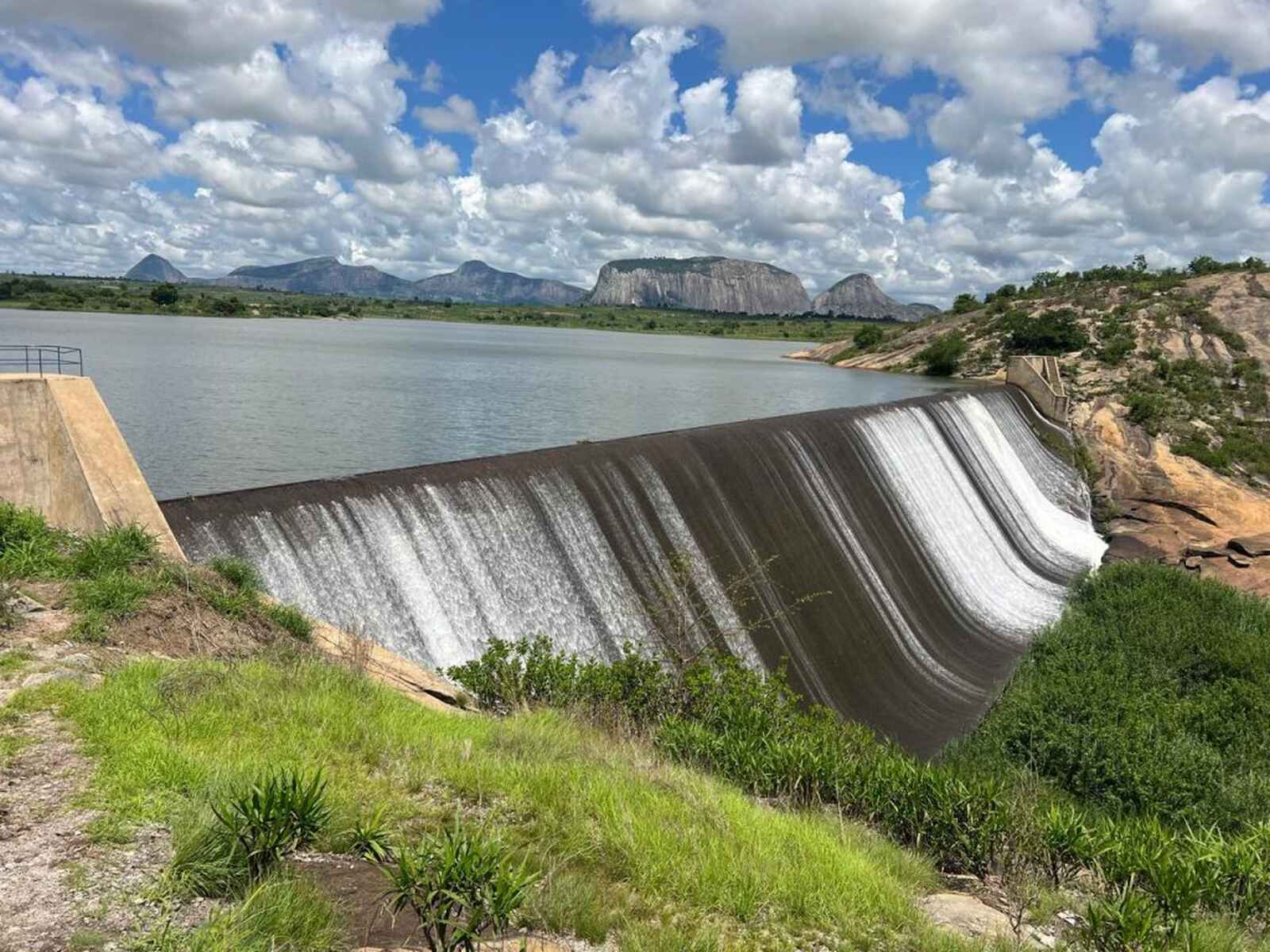 Barragem de Nmpula 1.jpg
