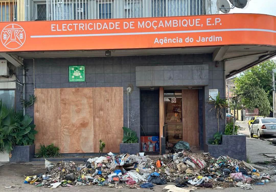 EDM lixo instalacoes.jpg