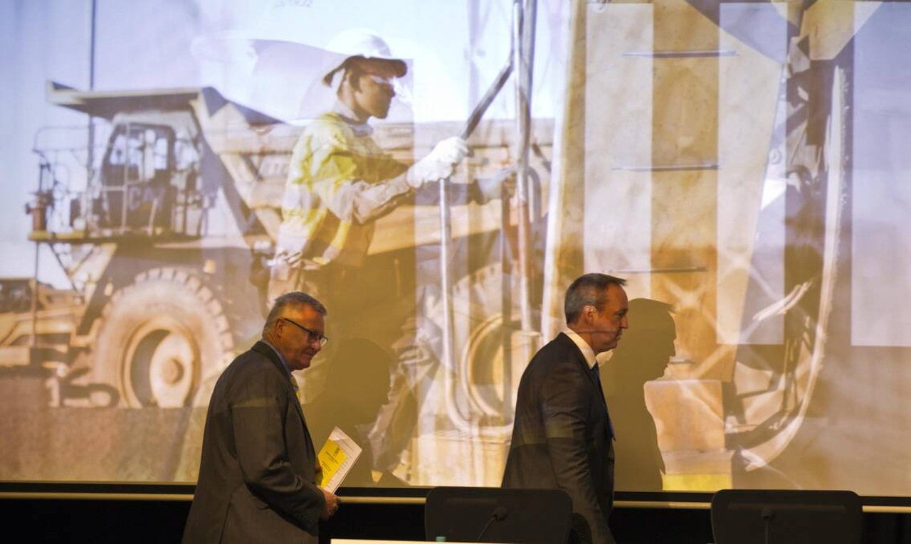 Graham Kerr a direita.jpg