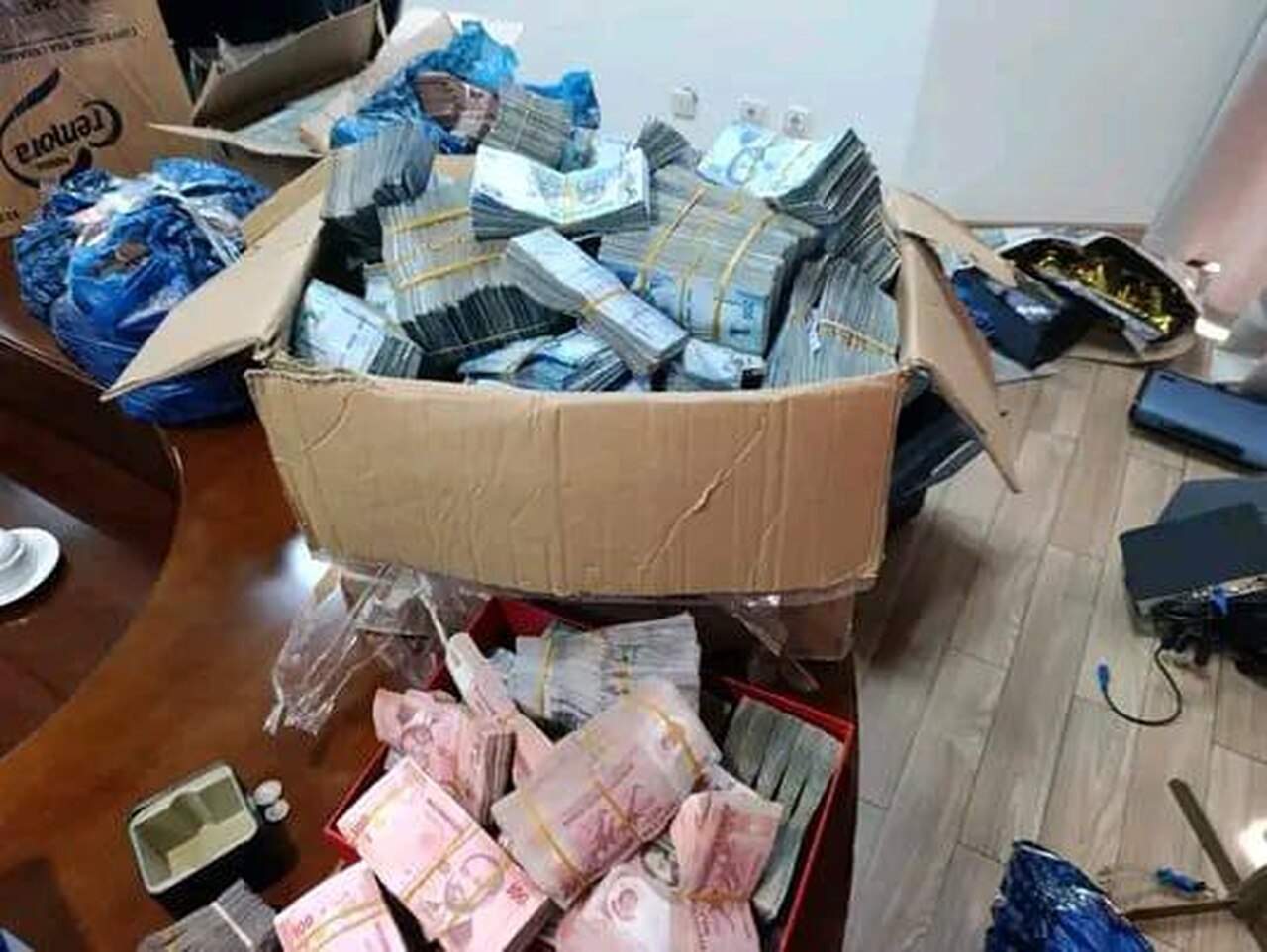 Metical moeda dinheiro corrupcao crime roubo burla.jpg