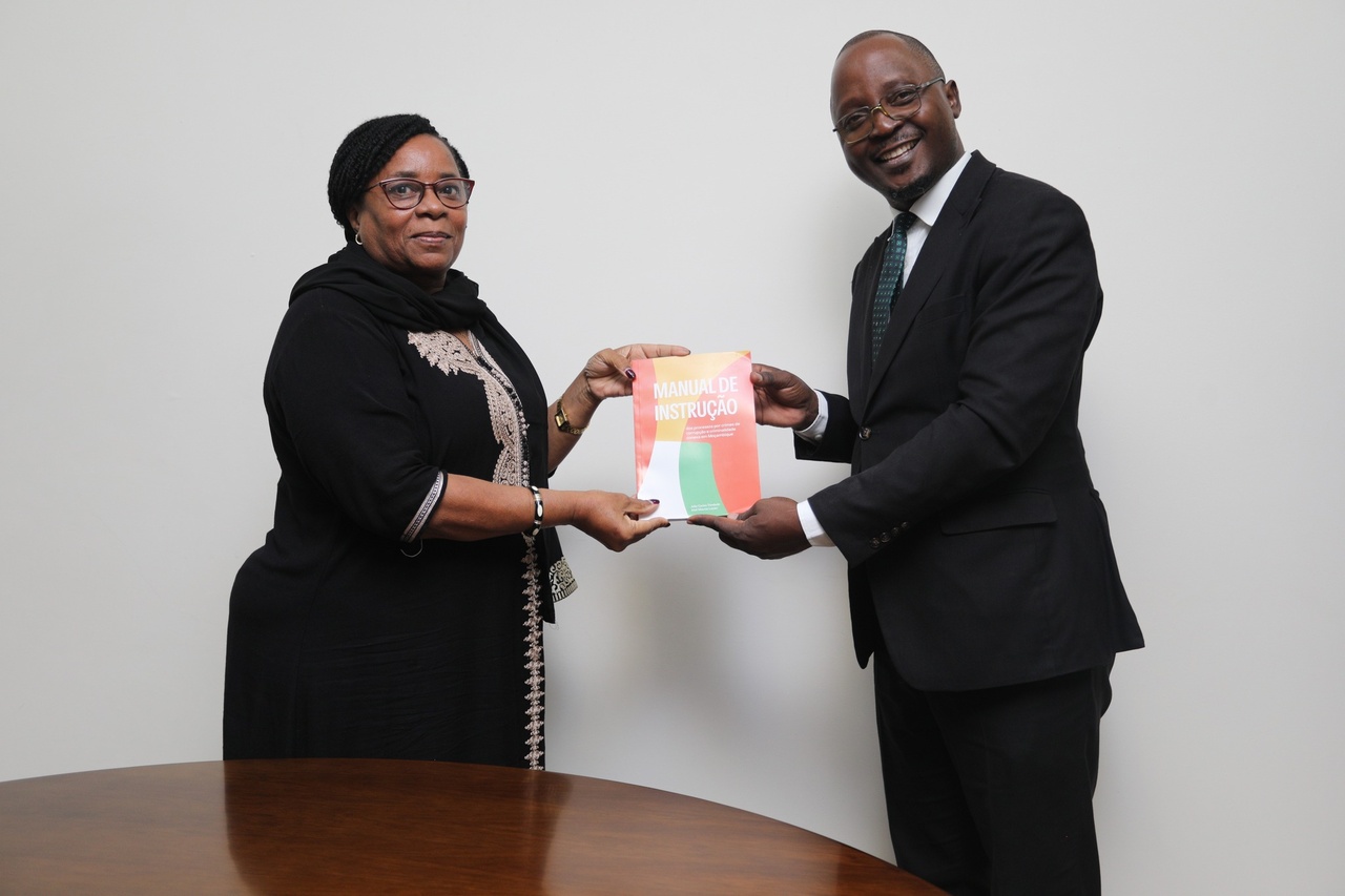 AMJ entrega a PGR manual de instrucao de processos de corrupcao.jpg