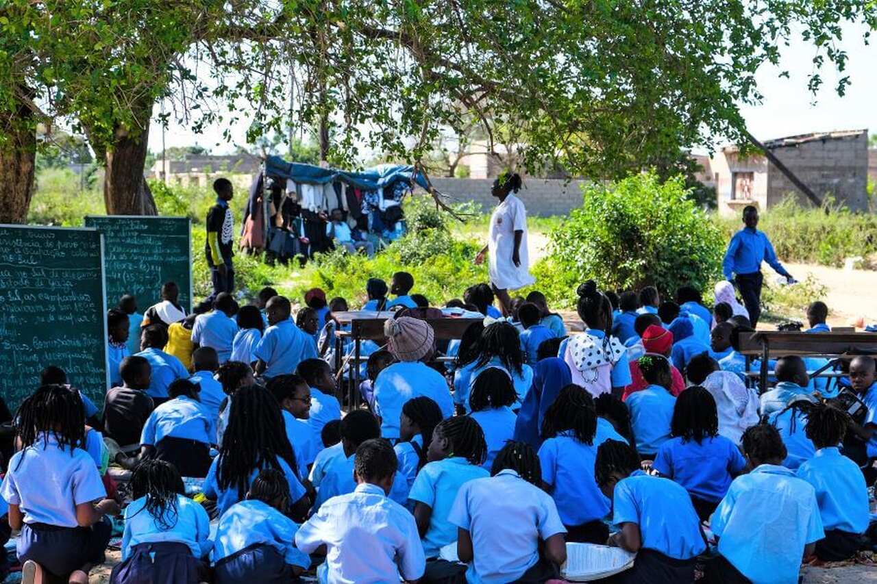 Alunos ao relento.jpg