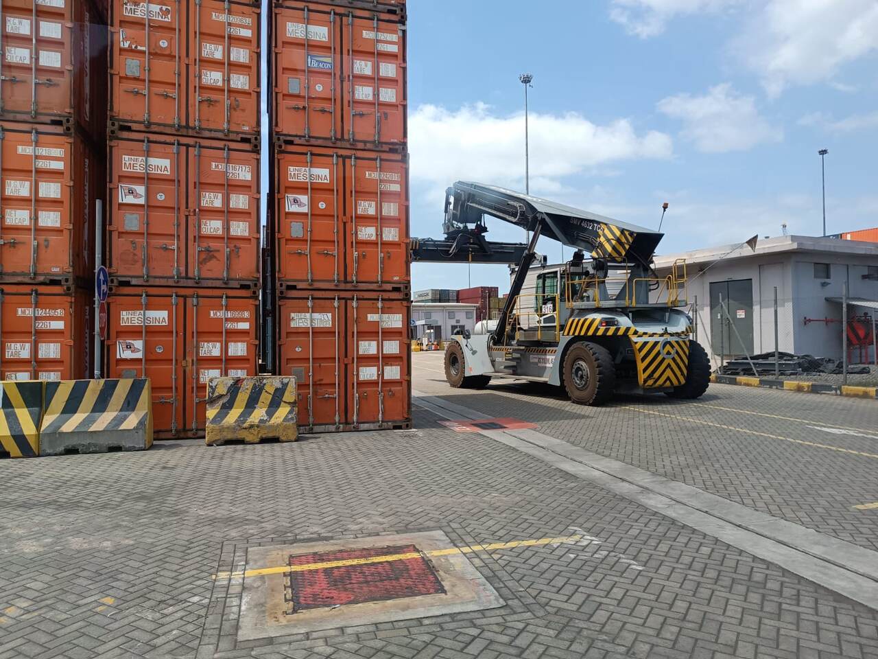 Porto de Maputo carga manuseada 3.jpg