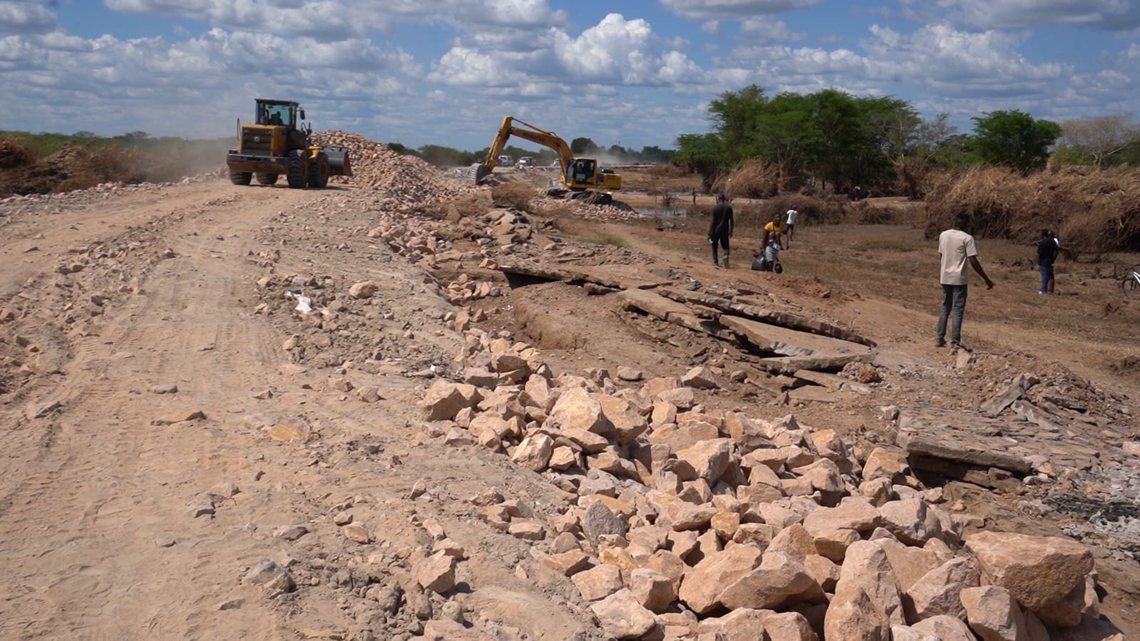 Cheias em gaza danificam mais de 550 quilometros de estradas asfaltadas.jpeg