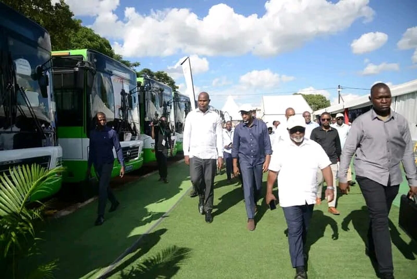 Entrega de autocarros.jpg