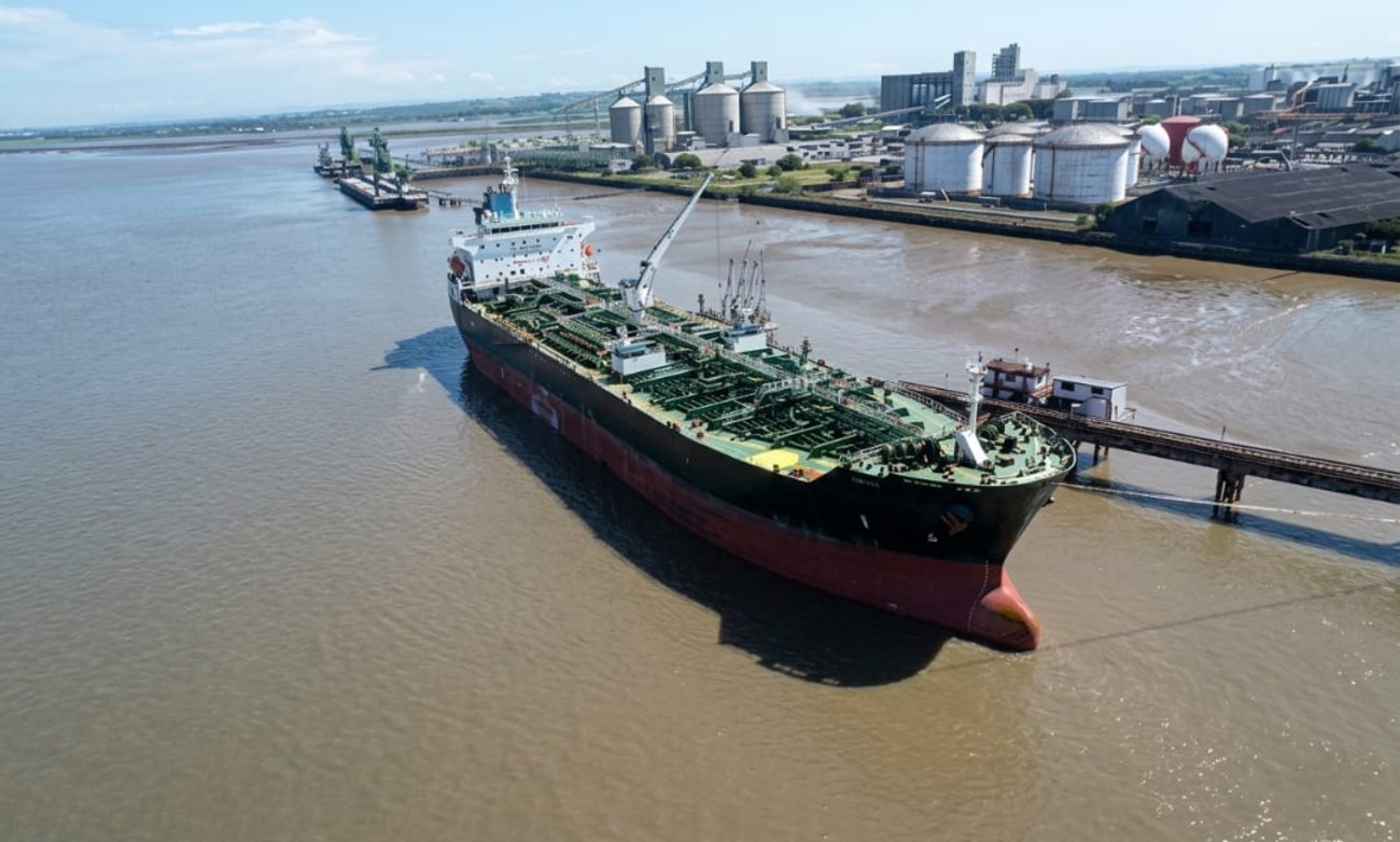 Navio de combustiveis 1.jpeg