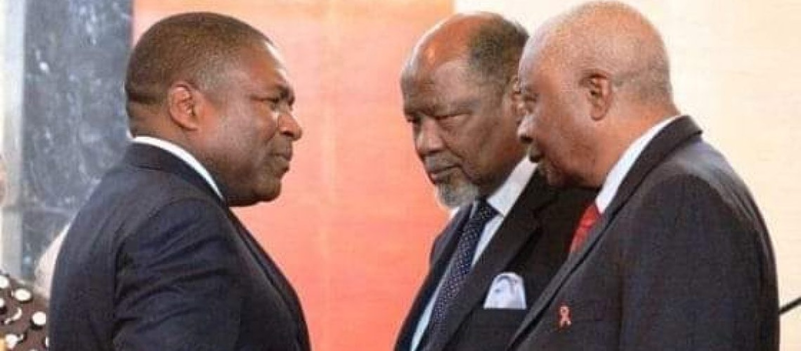 Nyusi Guebuza e Chissano.jpg