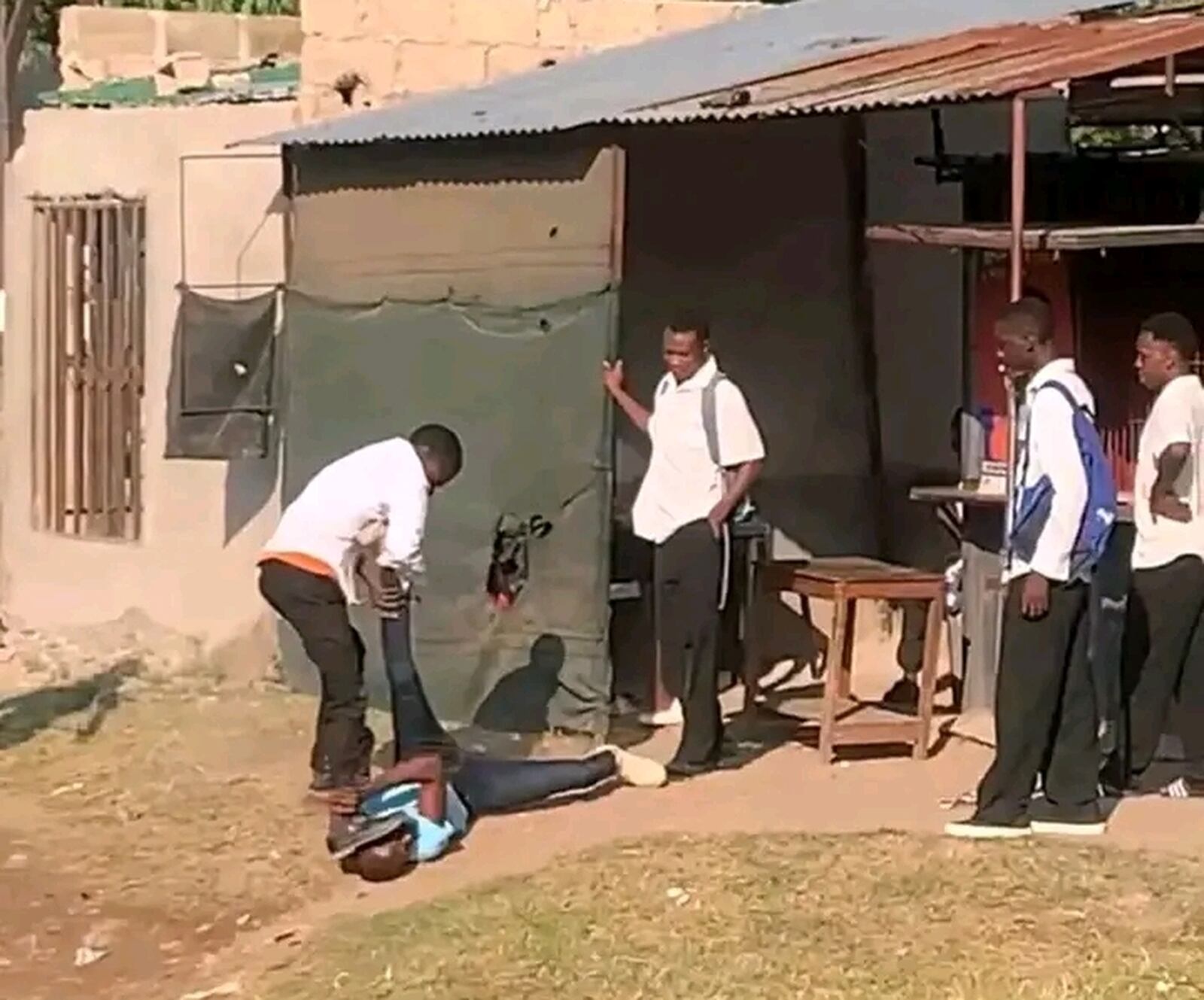 Adolescente e professor.jpg