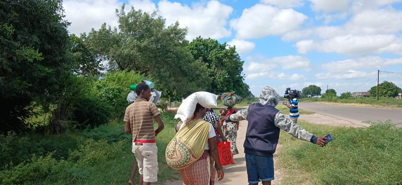 Cidadaos carregam sementes.jpg