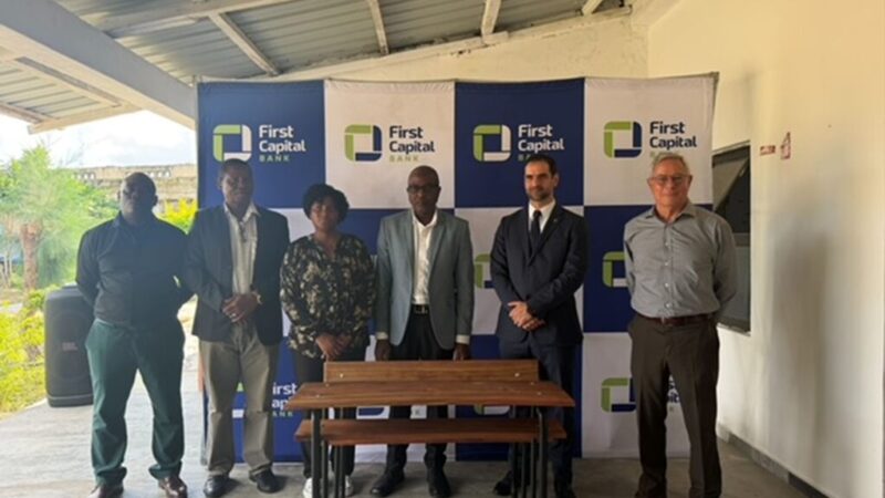 First Capital Bank oferece carteiras escolares à Escola comunitária Graça Machel da Ponta do Ouro