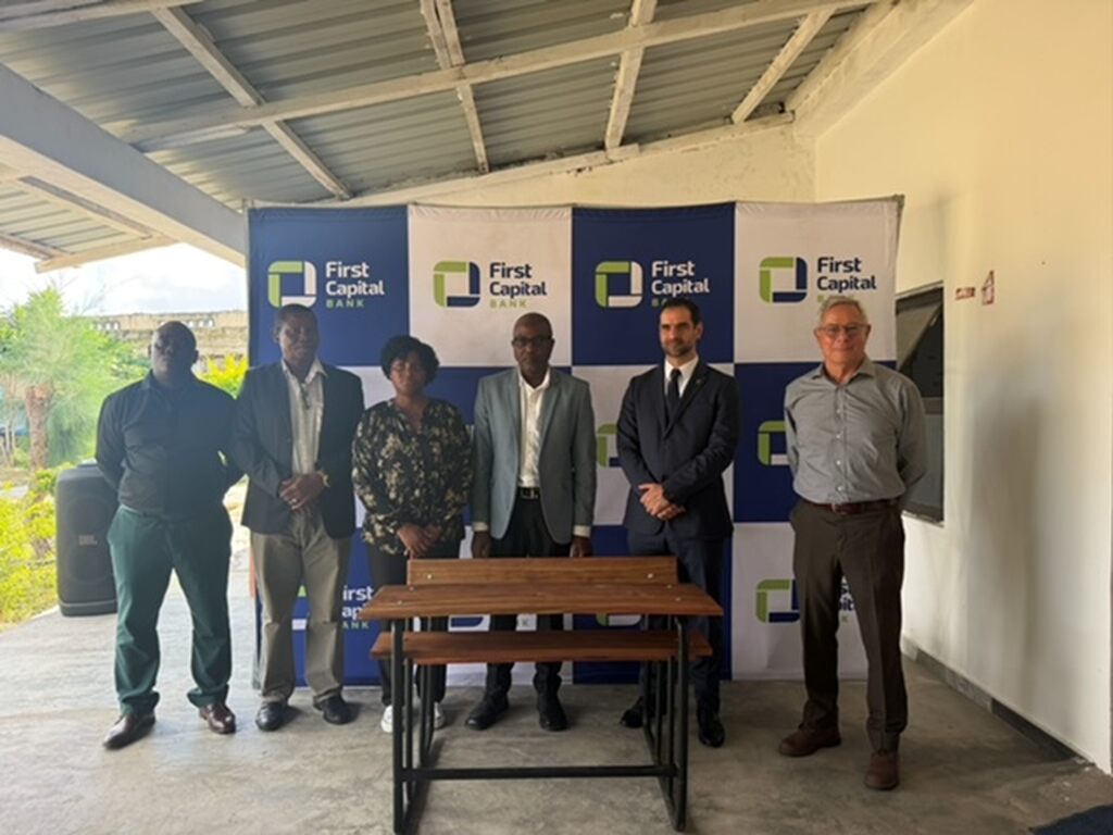 First Capital Bank oferece carteiras escolares à Escola comunitária Graça Machel da Ponta do Ouro