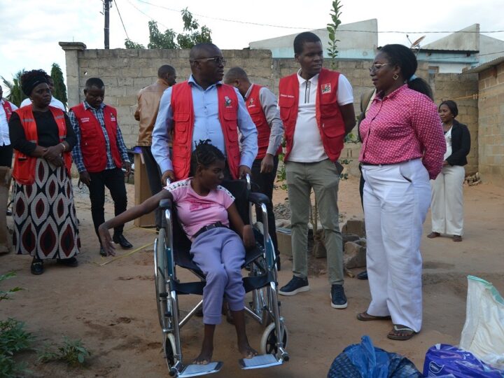 Frelimo conforta adolescente com deficiência em Mutauanha