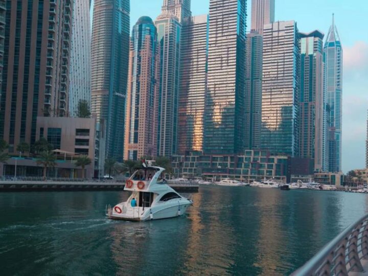 Dubai oferece dinheiro para moradores atraírem turistas após impacto de conflito no Oriente Médio
