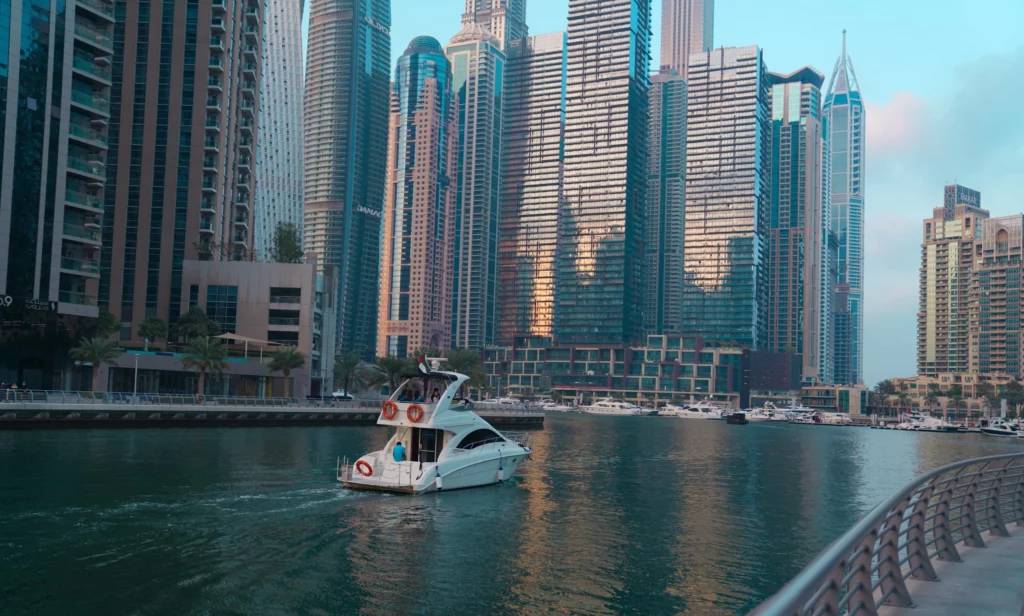 Dubai oferece dinheiro para moradores atraírem turistas após impacto de conflito no Oriente Médio