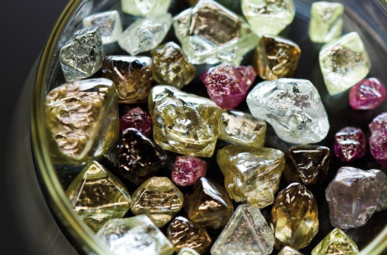 PELA PRIMEIRA VEZ: País organiza leilão internacional de gemas